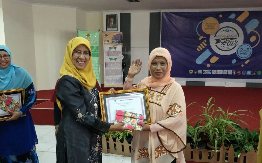 Dra. Yenni Del Rosa, M.Si Terpilih Sebagai Dosen Berprestasi FEB UNIDHA