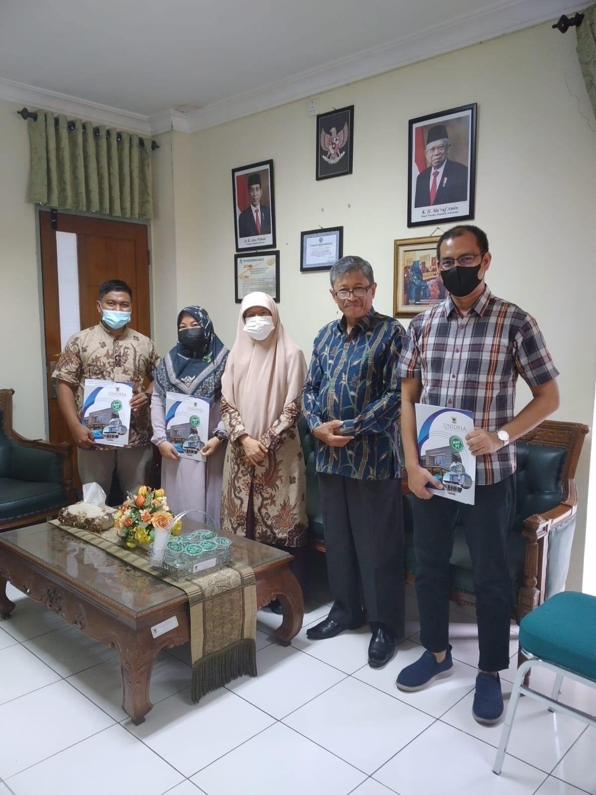Penyerahan Surat Keputusan (SK) Unit Lembaga Penelitian dan Pengabdian Masyarakat (LPPM) UNIDHA