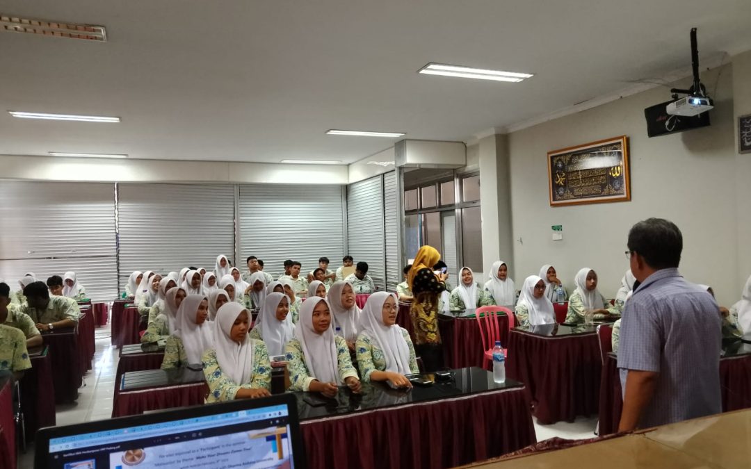 Opening the road to success, Unidha delivers motivation and important information at SMA Pembangunan Laboratorium UNP Padang