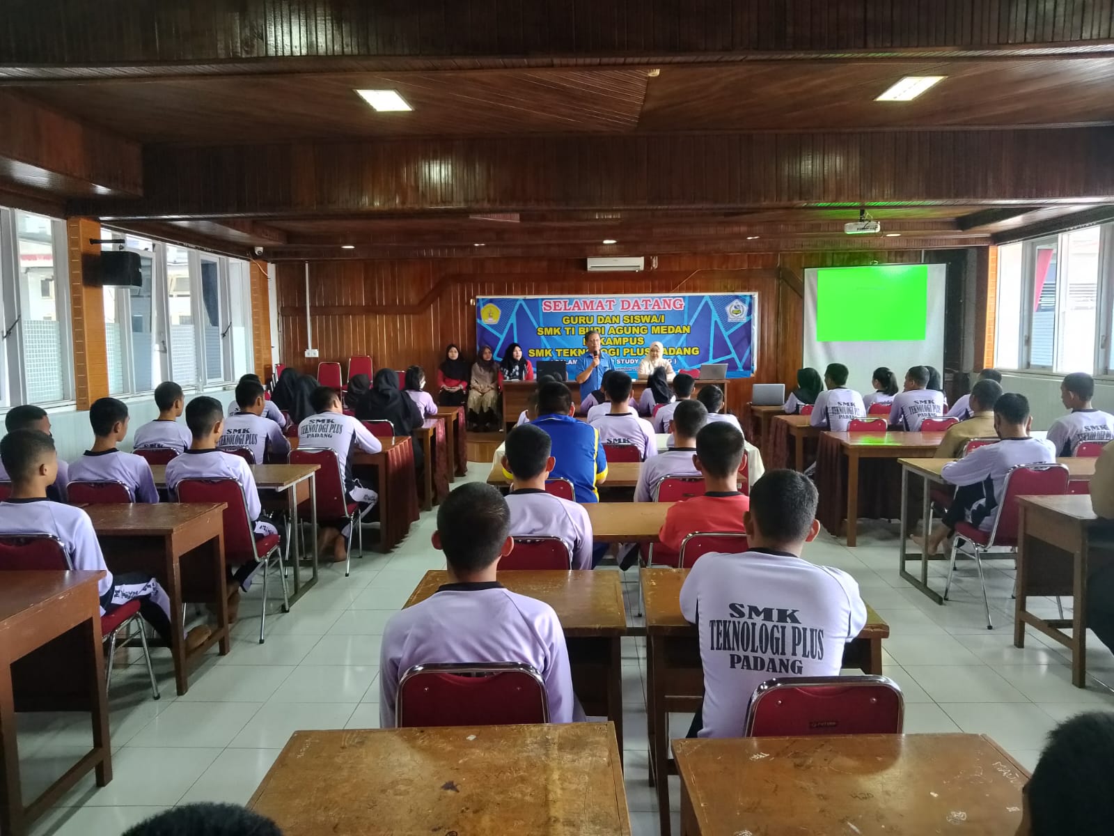 “Make Your Dream Comes True” bersama SMK Teknologi Plus Padang