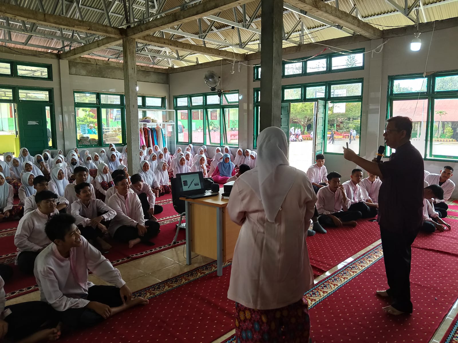 Motivating the Next Generation: Unidha Visits SMAN 16 Padang to Encourage Student Dreams