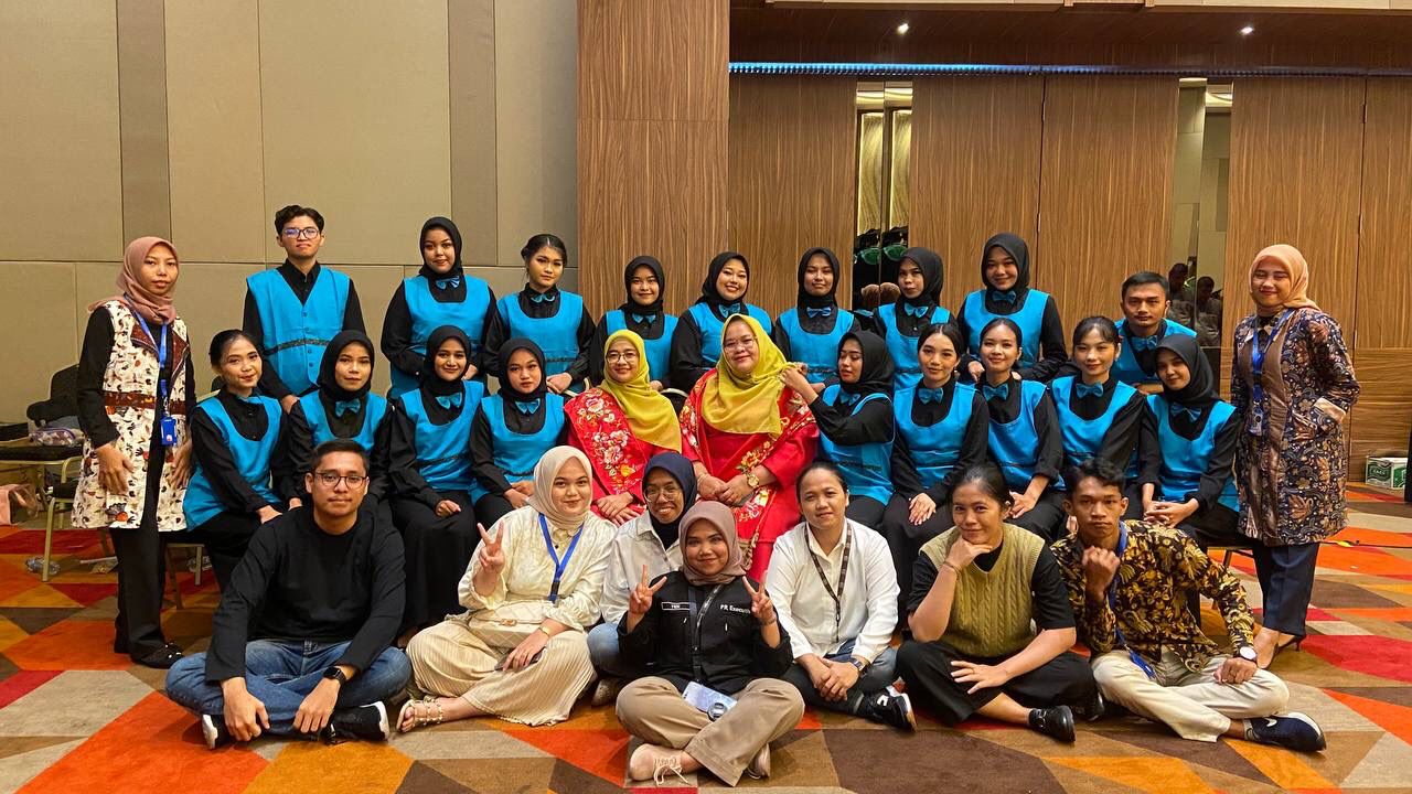 “Blue Team” UNIDHA CHOIR Tampil Berbeda pada Wisuda 53 UNIDHA.