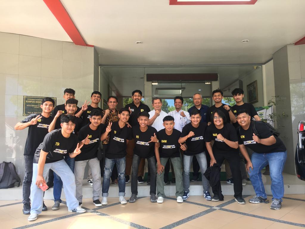 Rektor Unidha Lepas Tim Futsal Dharma Andalas Ikuti Turnamen Futsal di Bandung.