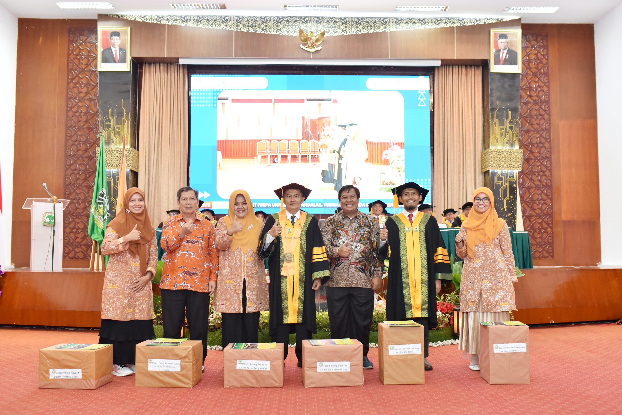 Rektor Universitas Dharma Andalas, Prof. Dr. Novesar Jamarun, MS, Dosen Terbaik Bidang Penelitian dan Dosen Paling Produktif dalam Publikasi Ilmiah di Fakultas Matematika dan Ilmu Pengetahuan Alam Universitas Andalas