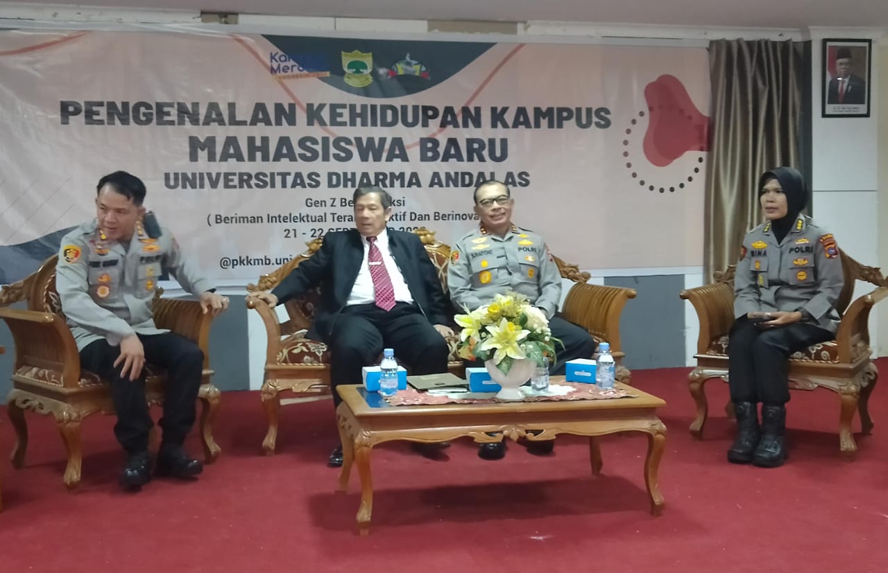 Kapolda Sumbar, Irjen Pol. Suharyono, S.I.K., S.H., Berikan Pencerahan pada PKKMB 600 Mahasiswa Baru Unidha tentang Isu Antikekerasan Seksual, Anti Korupsi, Anti Perundungan, dan Kampus Sehat, disambut hangat Rektor Prof. Dr. Novesar Jamarun
