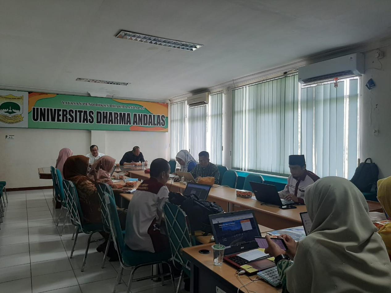 OPINI: Bahasa sebagai Alat Persuasi dalam Iklan – Strategi Linguistik dalam Pemasaran
