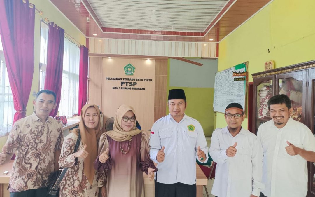 Universitas Dharma Andalas Gelar Pengabdian di MAN 3 Aur Malintang dan SMAN 1 Sungai Geringging
