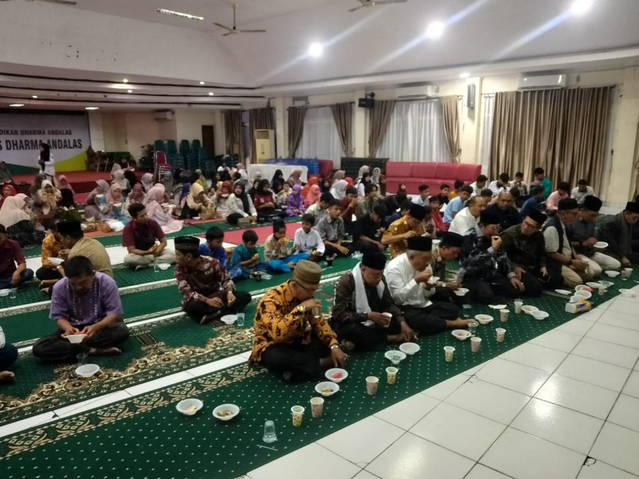 Universitas Dharma Andalas Gelar Buka Puasa Bersama Dosen, Tendik, dan Anak Yatim: Momen Kebersamaan dan Kepedulian