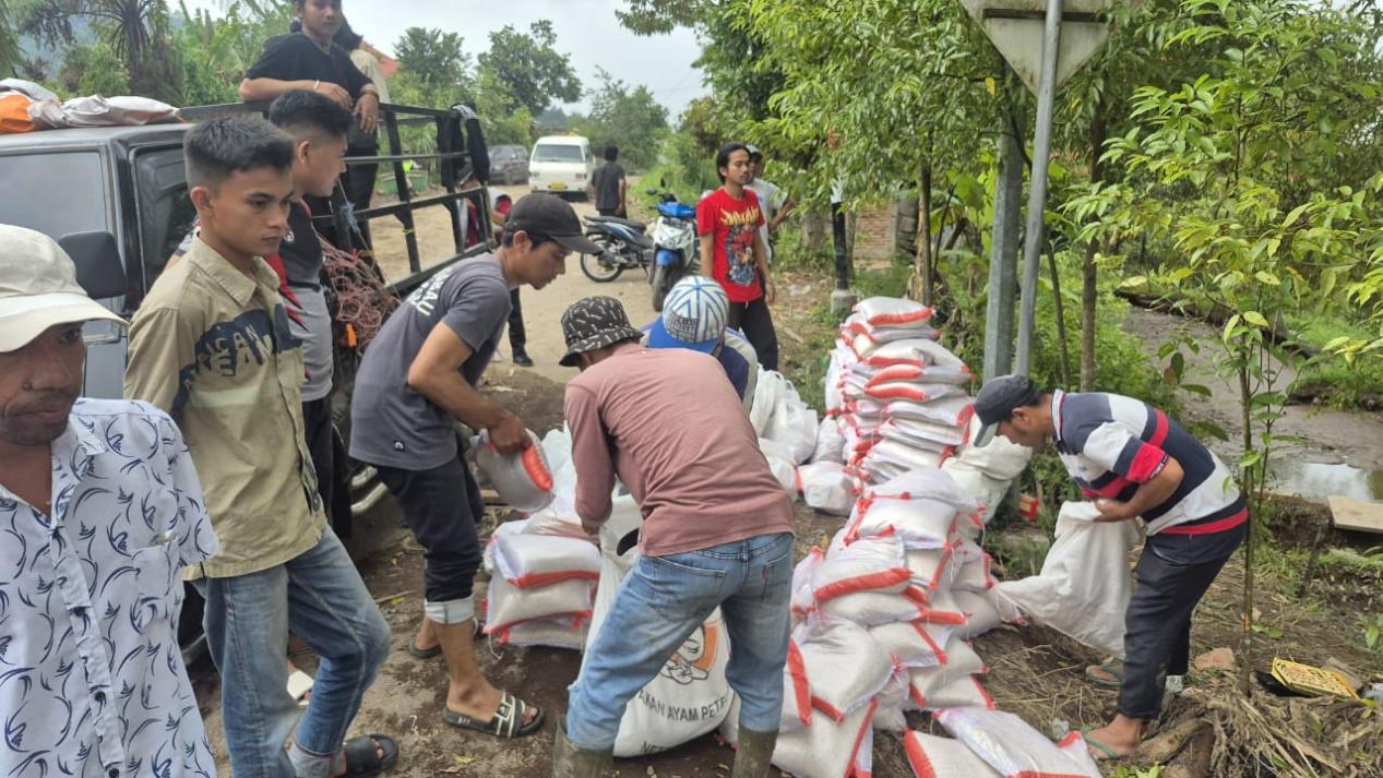 UNIDHA dan HMM Salurkan 100 Paket Sembako ke Daerah Terparah Terdampak Galodo di Malalak: Aksi Kemanusiaan Dibantu Alumni Unand dan Relawan TNI