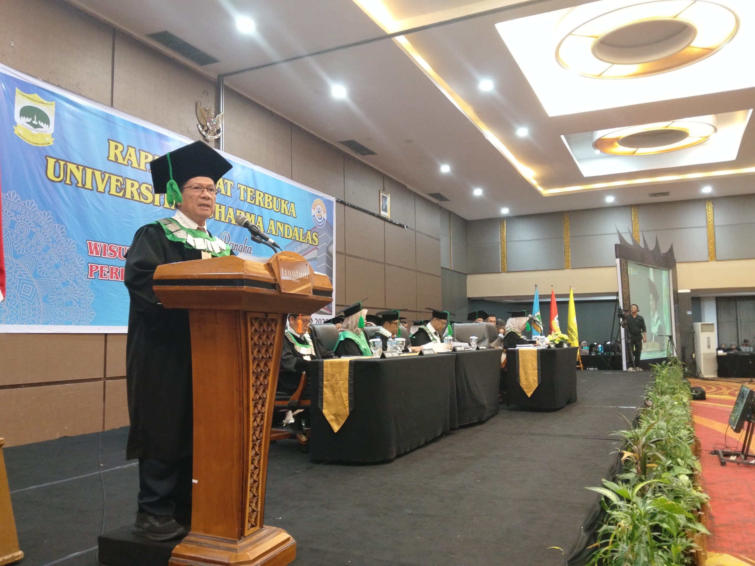 247 Lulusan Dikukuhkan, Universitas Dharma Andalas Tegaskan Komitmen Pendidikan Inklusif di Wisuda ke-59