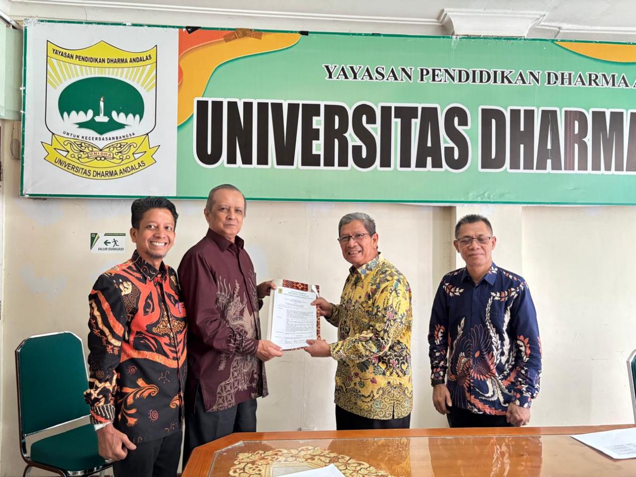 Universitas Dharma Andalas Serahkan SK Pejabat Struktural, Profesor Emeritus, dan Purnabakti Dosen