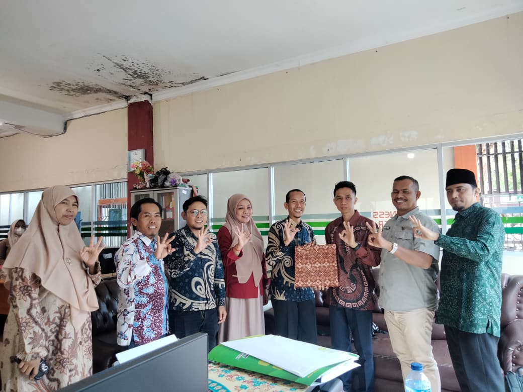 Prodi Sastra Inggris UNIDHA Kenalkan Dua Konsentrasi Unggulan melalui PKM Content Creation di SMKN 3 Padang
